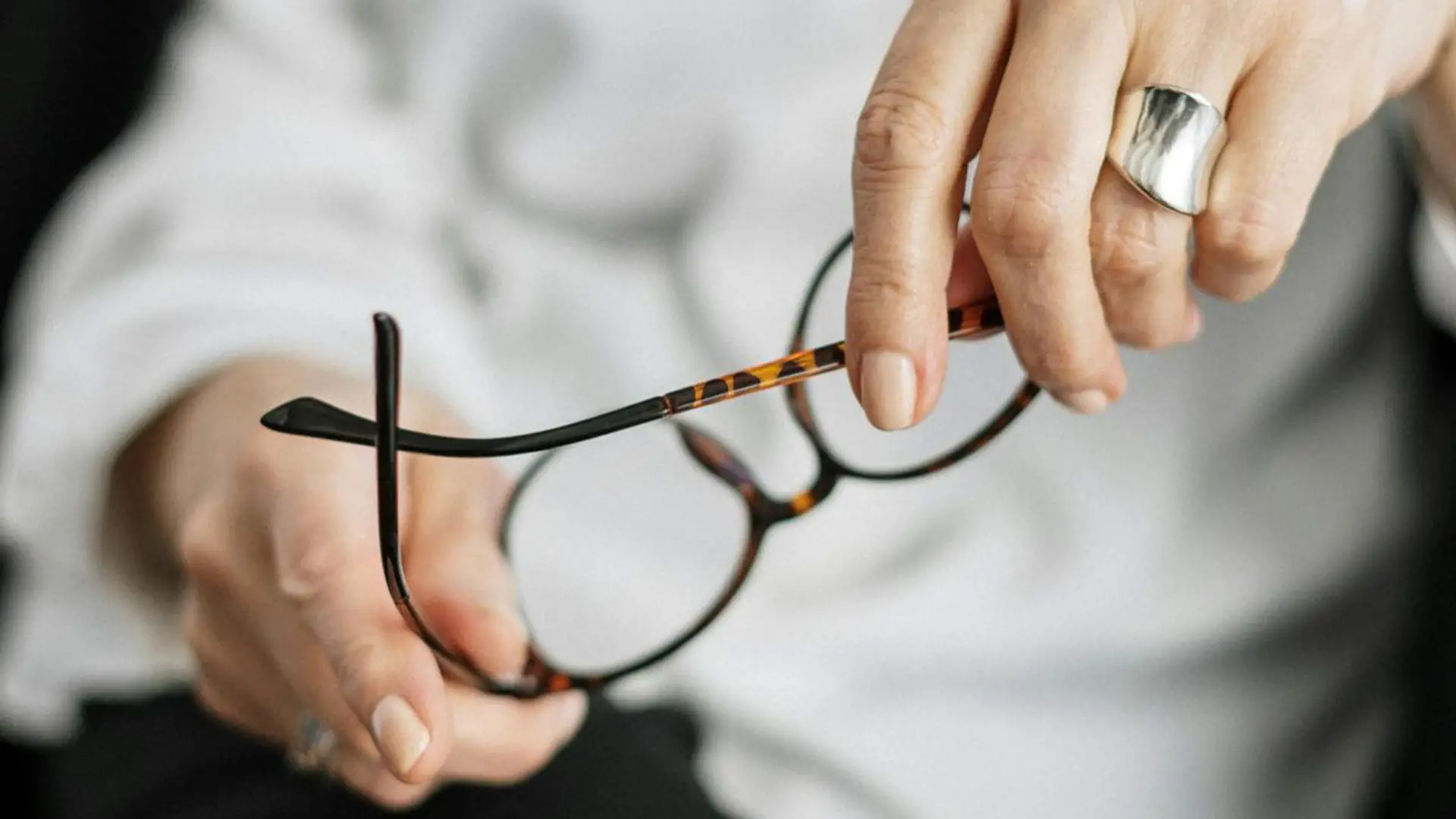 glasses-hands-crop
